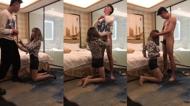 母狗约会韩范长腿柜哥，脱掉裤子就开始口，后面站着操嘴巴，脱了衣服还有纹身，后面把姑娘压在枕头下猛操嘴巴